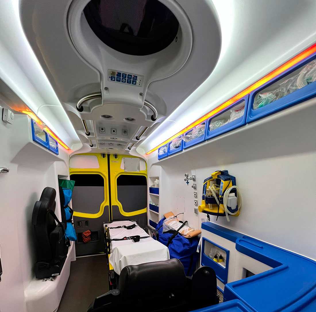 Interior de ambulancia equipada para soporte vital avanzado