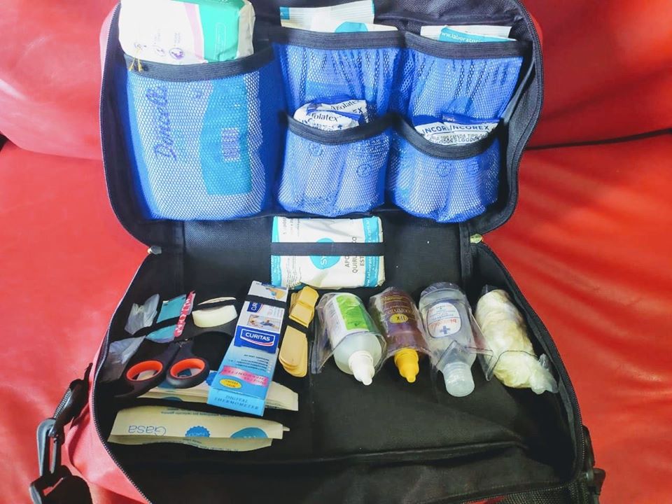 Maletín de botiquín corporativo organizado y equipado