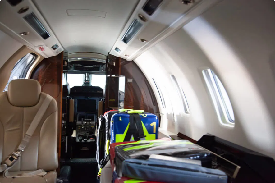 Interior de avión preparado para repatriación sanitaria